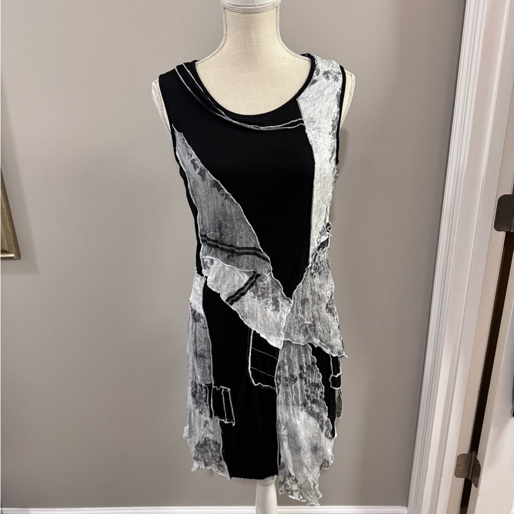 Fleur de Lis Black and White Asymmetrical Flowy Sleeveless Sheath Dress. Size M